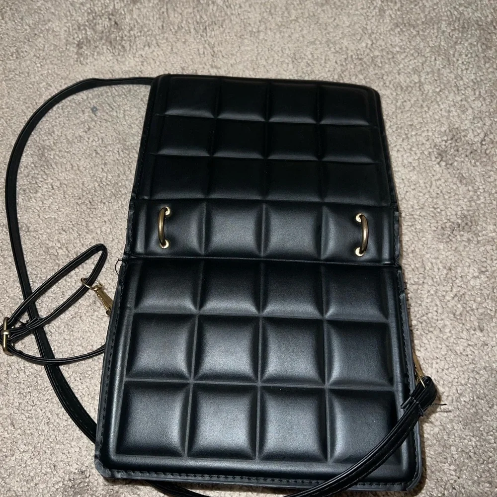 Black Quilted Crossbody Bag w/Detachable Straps - Picture 8 of 10